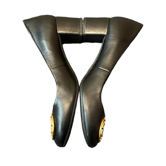 EUC Tory Burch Chelsea black leather heels with gold logo buckle, size 6 - Picture 3 of 9
